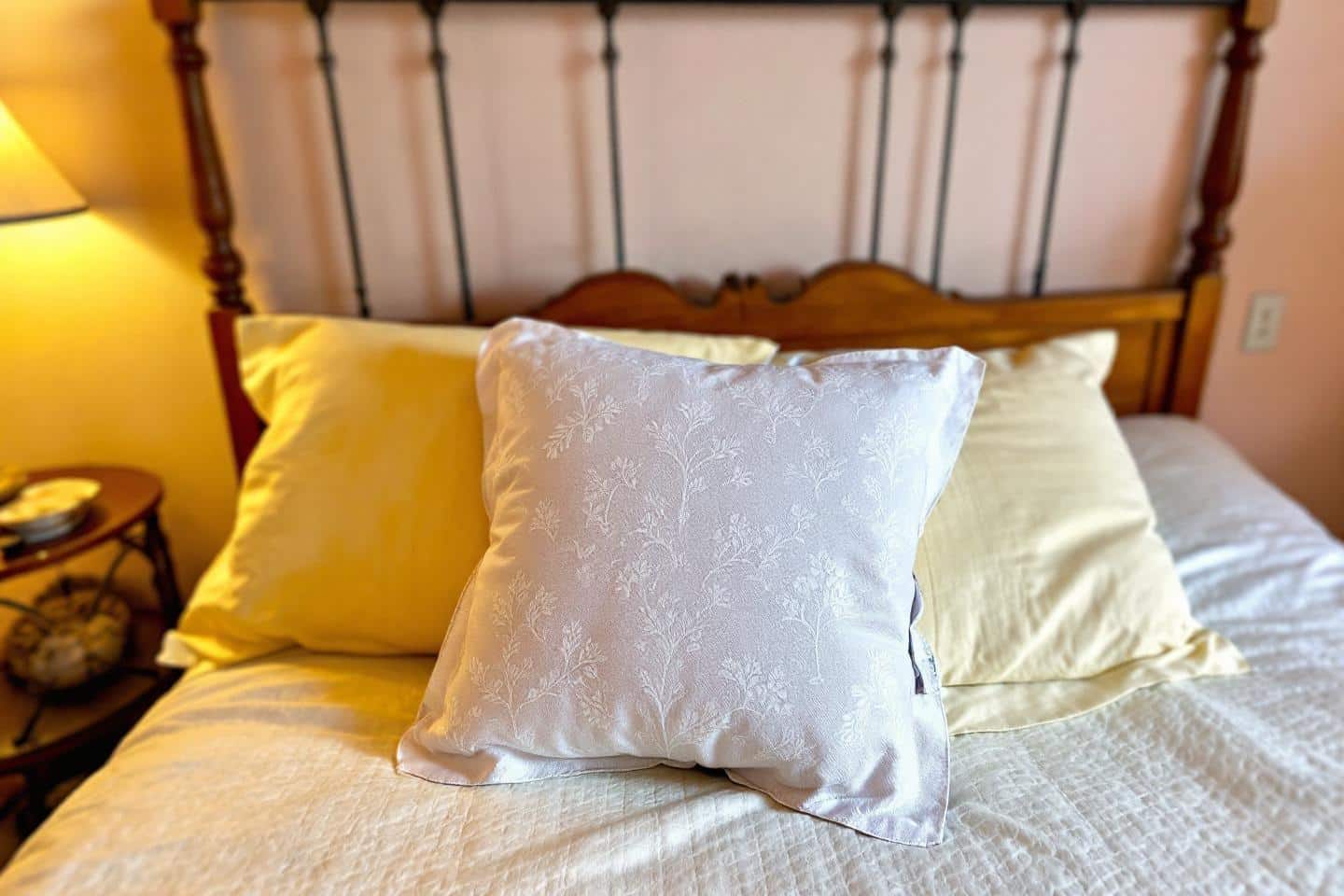 Feuille de laurier sous l’oreiller : Bienfaits insoupçonnés selon la tradition populaire
