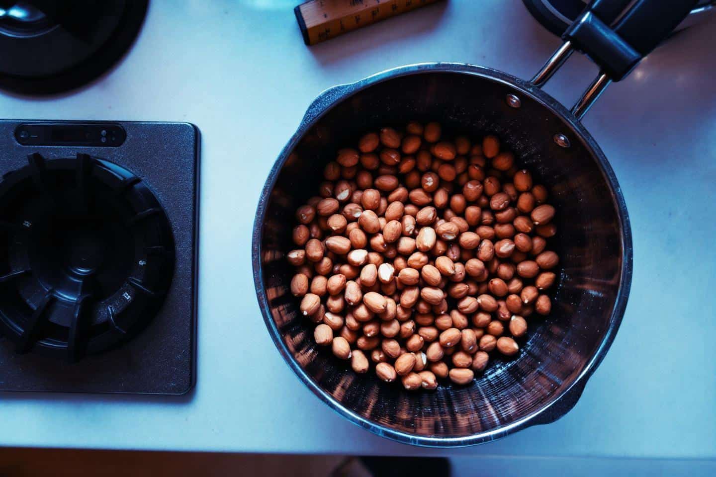 Manger des cacahuètes le soir : Bon ou mauvais pour la ligne ?